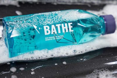 چگونه با استفاده از شامپو سرامیکی مانند Gyeon Q2M Bathe+ Wash، رنگ خودرو را درخشان نگه داریم؟